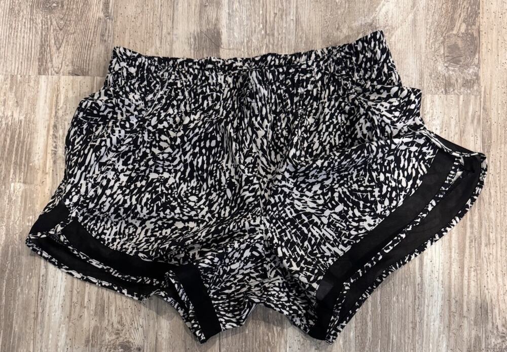 Athleta Black/White Printed Mesh Racer 4" Run Short Women's Size XS